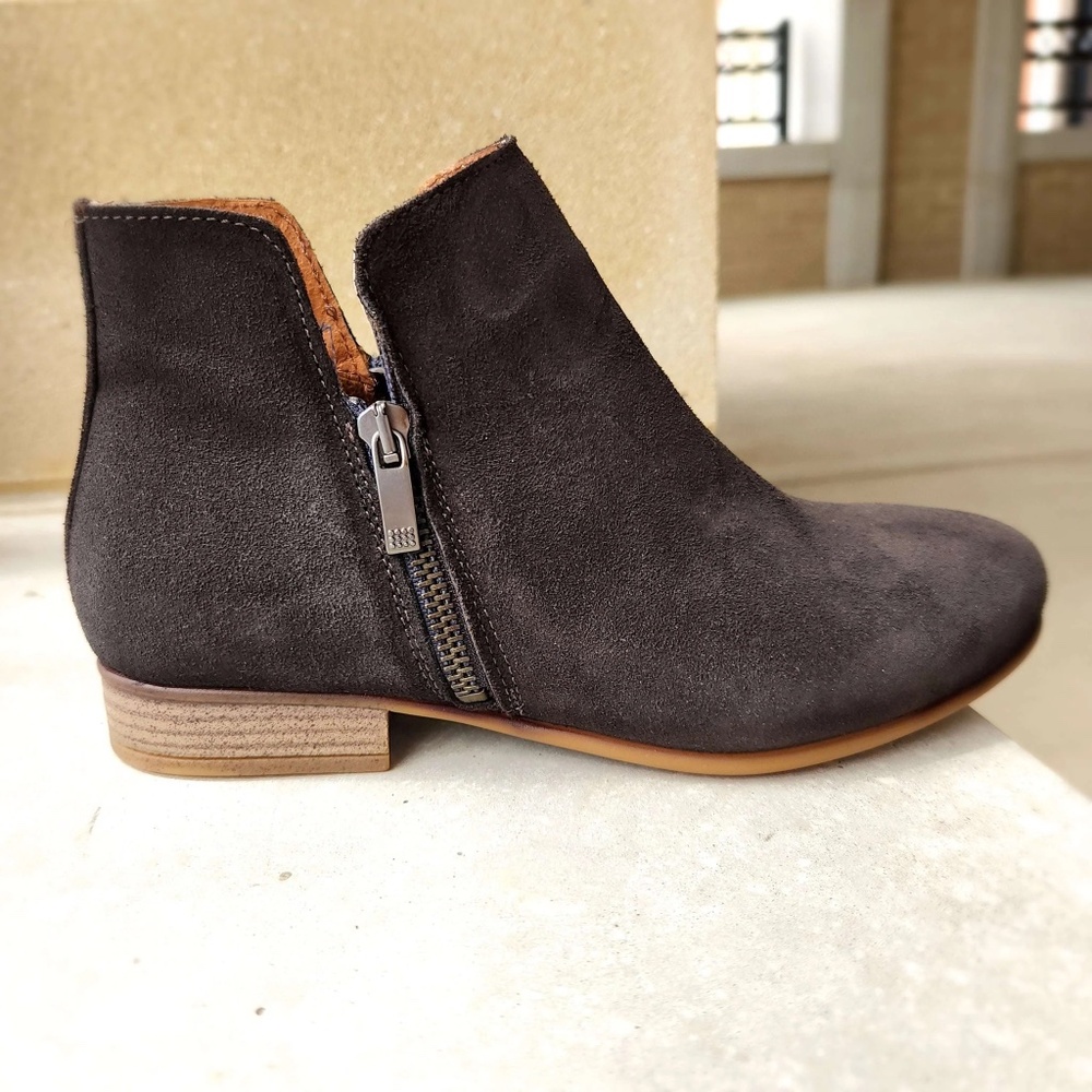 Eric Michael Booties, size 9/40, grey suede